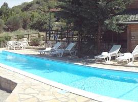 Zeus-Village οικισμός φινλανδικών chalet με πισίνα，位于Mólos的酒店