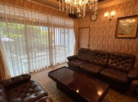 一棟貸し民宿Honjo no Ie，位于由利本庄市的带停车场的酒店