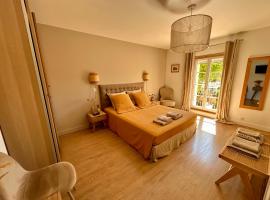 Le Mas Justin，位于戈尔德的带泳池的酒店