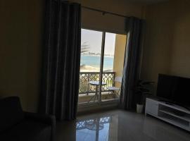 Luxury casino & beach studio，位于拉斯阿尔卡麦的酒店
