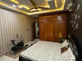 Luxury Corner Cottage Guest House on Main Road G11