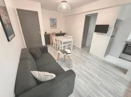 2 Bedrooms Seaside, Wifi & Linen, Equipped Kitchen