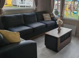 9 Fairway, Hopton Holiday Park - Three bedroom, sleeps 6, kitchen, lounge and dining area - Minimum 3 night breaks