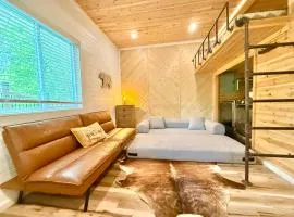 New Tiny cabin Hot tub Firepit Fenced yard