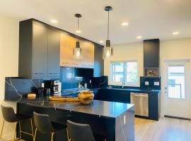 NEW Luxury Family Friendly Entire House Near Downtown WEM, 3 Bedrooms，位于埃德蒙顿的酒店