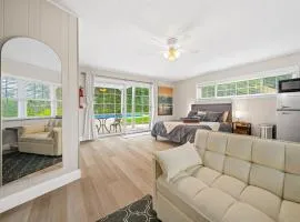 Private Poolside Guesthouse Suite! Prime Location!