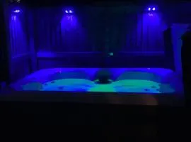 Romantic Country Cottage with Private Hot Tub