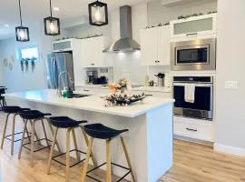 The Downtown Oasis - A Spacious Family Friendly 3 Bedroom House Close to Everything