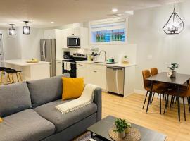 The Private Central Edmonton Suite - Comfortable & Fully-Equipped Basement Suite，位于埃德蒙顿的乡村别墅
