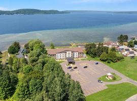 Comfort Inn & Suites Munising-Lakefront，位于缪尼辛的酒店