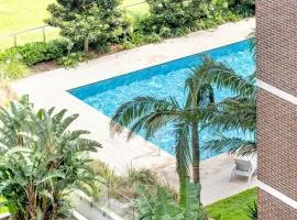 Macquarie Cozy Nest 2BR with Pool Near Train Shopping