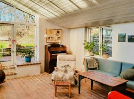 Artist's House With Soul Near Hanklit，位于Flade的酒店
