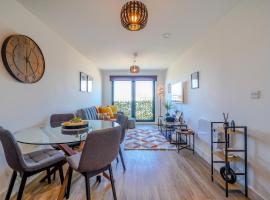 Stylish City Apartment with Juliette Balcony, Retro Games & Fast WiFi，位于利物浦的酒店
