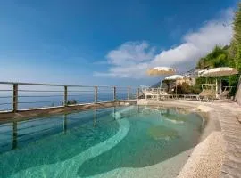 Wonderful villa with swimming pool overlooking the sea, 200 steps from the road