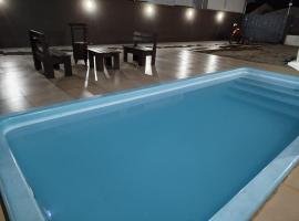 Sua casa com piscina em Sinop, próximo ao shopping e UFMT，位于锡诺普的酒店