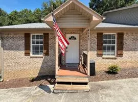 Cozy 2 Bedroom Townhouse Near Lake and Restaurants