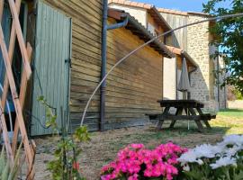 Appartements indépendants dans chalet en Auvergne，位于Chomelix的酒店