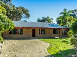 Waves And Moore - Beautifully presented home