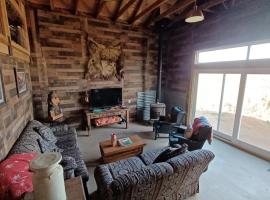 Mountain Top Barn retreat with View，位于Bodfish的酒店