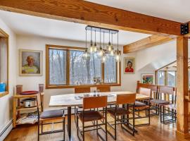 Lakewood Lodge - 4BR, 2BA Ski Home - Private Hot Tub, Wood Fire, Kent Pond & EV Charger，位于基灵顿的宠物友好酒店