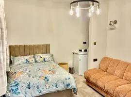 Double Deluxe Centre Apartment- Free Parking - Self Check-In - Cctv
