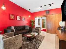 Red Vibe Music Decor with King Bed plus Parking plus Home Office