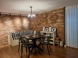 Charming Home with Rustic Brick Walls Quiet Area, 15 min to Gimpo Airport