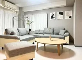 Roppongi 3min Walk, Shinjuku 10min,Shibuya 15min, Tokyo Tower 58sqm for 6