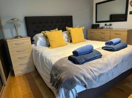 Relaxing 1-BR Apartment in Holt with Fast Wi-Fi -Comfortable Stay，位于霍尔特的酒店