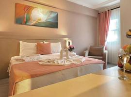 Casa De Levıssı &Ouml;l&uuml;deniz，位于厄吕代尼兹的带泳池的酒店