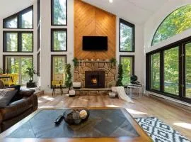 Spacious Waterfront Mansion wHot tubPoolTable