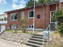 2 Bedroom Amazing Home In Asaa