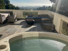 Big Bright Burlingame Hills Bay View Home，位于伯林格姆的酒店