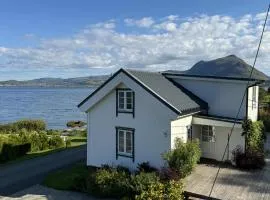 Traditional cabin in Lofoten - Seaside on a secluded street