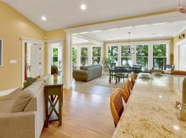 Lake front home, pet friendly, kayaks provided，位于Appling的酒店