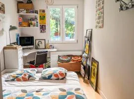 Chambre et Salle de bain privées avec vue sur jardin dans maison