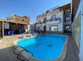 Villa golden life apartments, new property with pool access，位于卢克索的带泳池的酒店