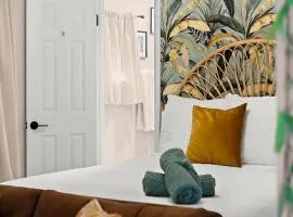 The Boho Jungalow - Private, HotTub, Downtown