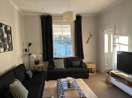 RENWICK IN THE CITY NELSON, 10min easy walk to City Centre, 4min drive to Hospital, 13min drive to Airport, full kitchen, fast fibre wifi, quiet street, dog friendly