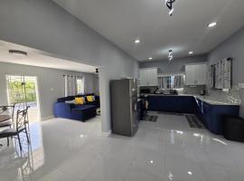 The Luxe Paradise，位于Curatoe Hill的带停车场的酒店