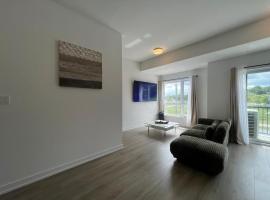 Stylish 2-Story Condo with Balcony，位于基奇纳的酒店