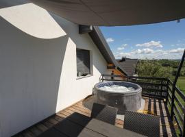 Lux Loft Spa，位于拉科维察的带热水浴缸的酒店