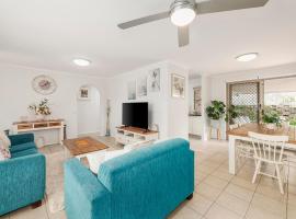 Pet friendly Gold Coast holiday home, Sleeps 7, 10min walk to 'Wet n Wild'，位于黄金海岸的酒店