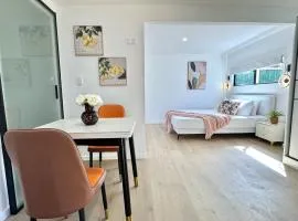 Coral 1bd-studio at Daisy hills-minutes to M1 highway