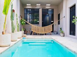 Casa Lirios - Luxury Colonial Villa in Mérida Centro with Pool，位于梅里达的酒店