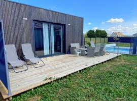 Tiny house - piscine et v&eacute;los，位于Vasselay的小屋