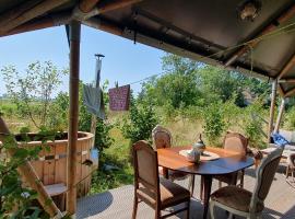 Tent Ween at Glamping Verbaarum，位于贝德姆的豪华帐篷