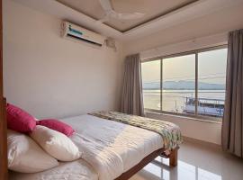 Nadhi Mane River-front Beach Stay，位于Tadri的酒店