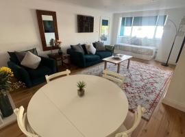 Large one bedroom beach apartment，位于Bel Royal的宠物友好酒店