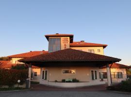 Raya Hotel，位于Tribiano的酒店